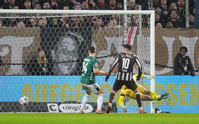 22 February 2026, Hamburg: FC St. Pauli's Joel Chima Fujita scores his side's second goal of the game during the German Bundesliga soccer match between FC St. Pauli and Werder Bremen at Millerntor Stadium. Photo: Marcus Brandt/dpa - WICHTIGER HINWEIS: Gemäß den Vorgaben der DFL Deutsche Fußball Liga bzw. des DFB Deutscher Fußball-Bund ist es untersagt, in dem Stadion und/oder vom Spiel angefertigte Fotoaufnahmen in Form von Sequenzbildern und/oder videoähnlichen Fotostrecken zu verwerten bzw. verwerten zu lassen.