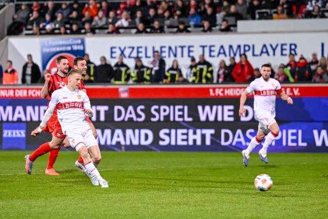 22 February 2026, Baden-Wuerttemberg, Heidenheim: Stuttgart's Chris Fuehrich scores his side's first goal of the game during the German Bundesliga soccer match between 1. FC Heidenheim and VfB Stuttgart at the Voith Arena. Photo: Harry Langer/dpa - WICHTIGER HINWEIS: Gemäß den Vorgaben der DFL Deutsche Fußball Liga bzw. des DFB Deutscher Fußball-Bund ist es untersagt, in dem Stadion und/oder vom Spiel angefertigte Fotoaufnahmen in Form von Sequenzbildern und/oder videoähnlichen Fotostrecken zu verwerten bzw. verwerten zu lassen.