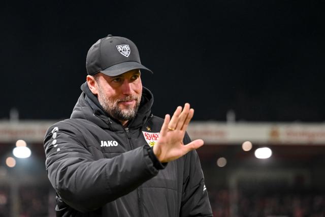 22 February 2026, Baden-Wuerttemberg, Heidenheim: Stuttgart coach Sebastian Hoeness gestures to his players from the touchline during the German Bundesliga soccer match between 1. FC Heidenheim and VfB Stuttgart at the Voith Arena. Photo: Harry Langer/dpa - WICHTIGER HINWEIS: Gemäß den Vorgaben der DFL Deutsche Fußball Liga bzw. des DFB Deutscher Fußball-Bund ist es untersagt, in dem Stadion und/oder vom Spiel angefertigte Fotoaufnahmen in Form von Sequenzbildern und/oder videoähnlichen Fotostrecken zu verwerten bzw. verwerten zu lassen.