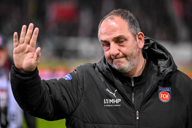 22 February 2026, Baden-Wuerttemberg, Heidenheim: Heidenheim coach Frank Schmidt greets spectators ahead of the German Bundesliga soccer match between 1. FC Heidenheim and VfB Stuttgart at the Voith Arena. Photo: Harry Langer/dpa - WICHTIGER HINWEIS: Gemäß den Vorgaben der DFL Deutsche Fußball Liga bzw. des DFB Deutscher Fußball-Bund ist es untersagt, in dem Stadion und/oder vom Spiel angefertigte Fotoaufnahmen in Form von Sequenzbildern und/oder videoähnlichen Fotostrecken zu verwerten bzw. verwerten zu lassen.