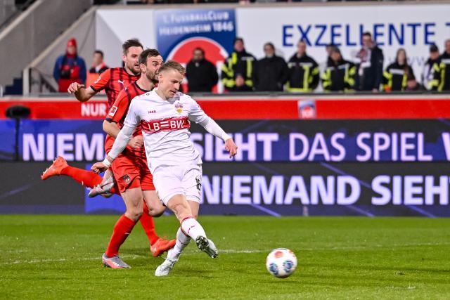 22 February 2026, Baden-Wuerttemberg, Heidenheim: Stuttgart's Chris Fuehrich scores his side's first goal of the game during the German Bundesliga soccer match between 1. FC Heidenheim and VfB Stuttgart at the Voith Arena. Photo: Harry Langer/dpa - WICHTIGER HINWEIS: Gemäß den Vorgaben der DFL Deutsche Fußball Liga bzw. des DFB Deutscher Fußball-Bund ist es untersagt, in dem Stadion und/oder vom Spiel angefertigte Fotoaufnahmen in Form von Sequenzbildern und/oder videoähnlichen Fotostrecken zu verwerten bzw. verwerten zu lassen.