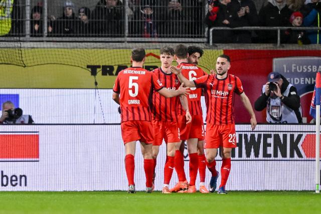 22 February 2026, Baden-Wuerttemberg, Heidenheim: Heidenheim's Eren Dinkci celebrates after scoring his side's first goal of the game during the German Bundesliga soccer match between 1. FC Heidenheim and VfB Stuttgart at the Voith Arena. Photo: Harry Langer/dpa - WICHTIGER HINWEIS: Gemäß den Vorgaben der DFL Deutsche Fußball Liga bzw. des DFB Deutscher Fußball-Bund ist es untersagt, in dem Stadion und/oder vom Spiel angefertigte Fotoaufnahmen in Form von Sequenzbildern und/oder videoähnlichen Fotostrecken zu verwerten bzw. verwerten zu lassen.