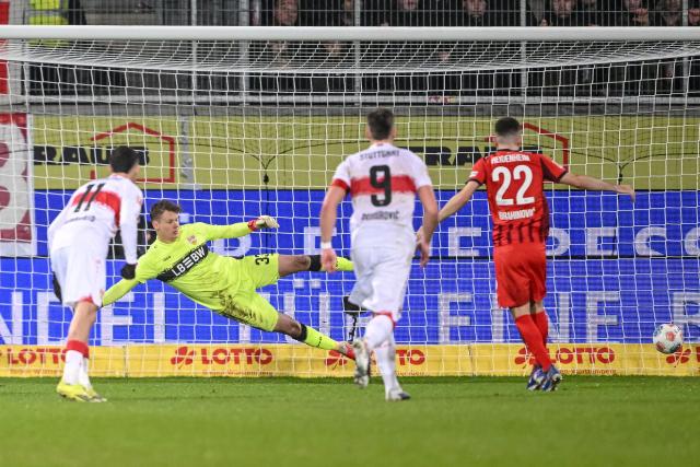 22 February 2026, Baden-Wuerttemberg, Heidenheim: Heidenheim's Arijon Ibrahimovic (R) scores his side's second goal of the game during the German Bundesliga soccer match between 1. FC Heidenheim and VfB Stuttgart at the Voith Arena. Photo: Harry Langer/dpa - WICHTIGER HINWEIS: Gemäß den Vorgaben der DFL Deutsche Fußball Liga bzw. des DFB Deutscher Fußball-Bund ist es untersagt, in dem Stadion und/oder vom Spiel angefertigte Fotoaufnahmen in Form von Sequenzbildern und/oder videoähnlichen Fotostrecken zu verwerten bzw. verwerten zu lassen.