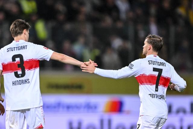 22 February 2026, Baden-Wuerttemberg, Heidenheim: Stuttgart's Ramon Hendriks (L) and Stuttgart's Maximilian Mittelstaedt high-five each other after the German Bundesliga soccer match between 1. FC Heidenheim and VfB Stuttgart at the Voith Arena. Photo: Harry Langer/dpa - WICHTIGER HINWEIS: Gemäß den Vorgaben der DFL Deutsche Fußball Liga bzw. des DFB Deutscher Fußball-Bund ist es untersagt, in dem Stadion und/oder vom Spiel angefertigte Fotoaufnahmen in Form von Sequenzbildern und/oder videoähnlichen Fotostrecken zu verwerten bzw. verwerten zu lassen.