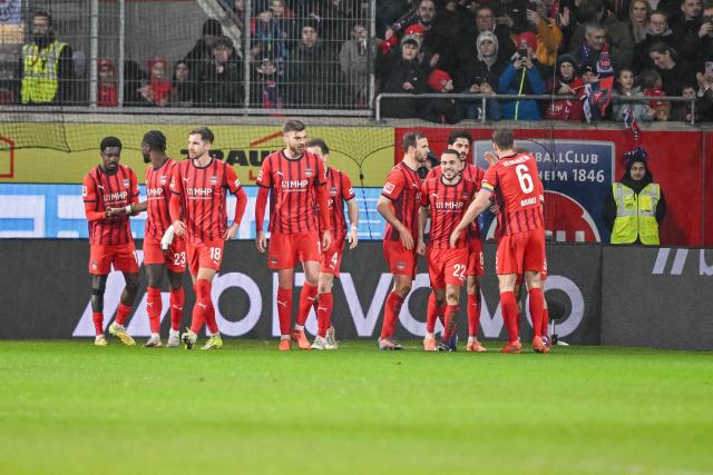 22 February 2026, Baden-Wuerttemberg, Heidenheim: Heidenheim's Arijon Ibrahimovic and his teammates celebrate after winning the German Bundesliga soccer match between 1. FC Heidenheim and VfB Stuttgart at the Voith Arena. Photo: Harry Langer/dpa - WICHTIGER HINWEIS: Gemäß den Vorgaben der DFL Deutsche Fußball Liga bzw. des DFB Deutscher Fußball-Bund ist es untersagt, in dem Stadion und/oder vom Spiel angefertigte Fotoaufnahmen in Form von Sequenzbildern und/oder videoähnlichen Fotostrecken zu verwerten bzw. verwerten zu lassen.