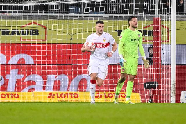 22 February 2026, Baden-Wuerttemberg, Heidenheim: VfB Stuttgart's Ermedin Demirovic (L) retrieves the ball from the goal following the draw in the German Bundesliga soccer match between 1. FC Heidenheim and VfB Stuttgart at the Voith Arena. Photo: Harry Langer/dpa - WICHTIGER HINWEIS: Gemäß den Vorgaben der DFL Deutsche Fußball Liga bzw. des DFB Deutscher Fußball-Bund ist es untersagt, in dem Stadion und/oder vom Spiel angefertigte Fotoaufnahmen in Form von Sequenzbildern und/oder videoähnlichen Fotostrecken zu verwerten bzw. verwerten zu lassen.