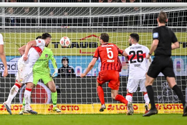22 February 2026, Baden-Wuerttemberg, Heidenheim: VfB Stuttgart's Ermedin Demirovic scores a goal that is later disallowed for offside during the German Bundesliga soccer match between 1. FC Heidenheim and VfB Stuttgart at the Voith Arena. Photo: Harry Langer/dpa - WICHTIGER HINWEIS: Gemäß den Vorgaben der DFL Deutsche Fußball Liga bzw. des DFB Deutscher Fußball-Bund ist es untersagt, in dem Stadion und/oder vom Spiel angefertigte Fotoaufnahmen in Form von Sequenzbildern und/oder videoähnlichen Fotostrecken zu verwerten bzw. verwerten zu lassen.
