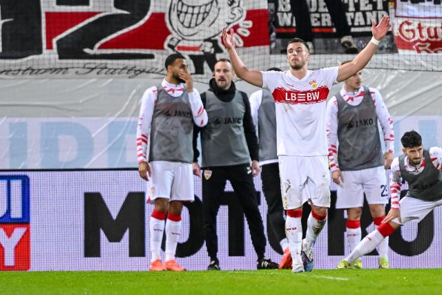 22 February 2026, Baden-Wuerttemberg, Heidenheim: Stuttgart's Ermedin Demirovic reacts with dissatisfaction after the German Bundesliga soccer match between 1. FC Heidenheim and VfB Stuttgart at the Voith Arena. Photo: Harry Langer/dpa - WICHTIGER HINWEIS: Gemäß den Vorgaben der DFL Deutsche Fußball Liga bzw. des DFB Deutscher Fußball-Bund ist es untersagt, in dem Stadion und/oder vom Spiel angefertigte Fotoaufnahmen in Form von Sequenzbildern und/oder videoähnlichen Fotostrecken zu verwerten bzw. verwerten zu lassen.