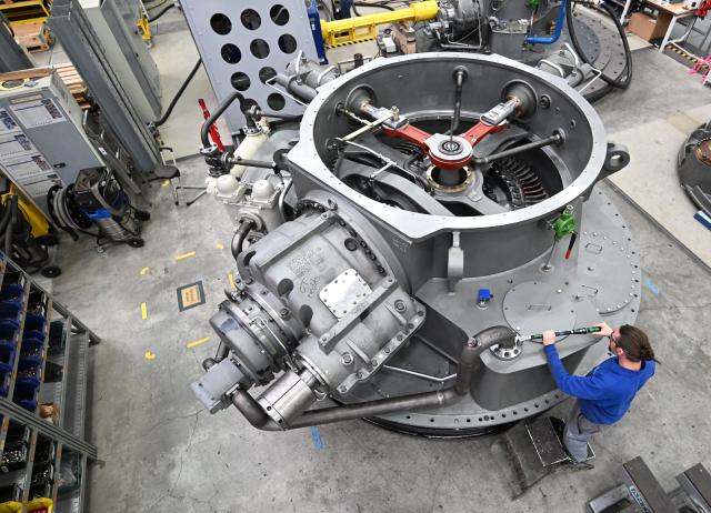 FILED - 05 February 2026, Heidenheim: A worker screws a component for marine propulsion technology at the headquarters of industrial company Voith. Photo: Bernd Weißbrod/dpa