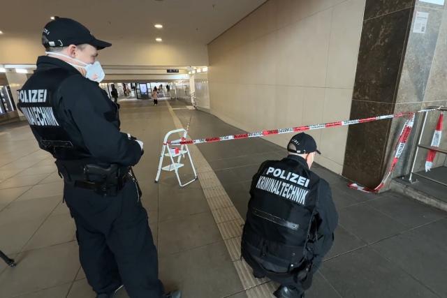 23 February 2026, Bavaria, Wuerzburg: A screengrab from a video shows the police investigating a knife attack at the Wuerzburg main station. A man attacked three people, apparently unknown to him, with a knife at Würzburg Central Station. The men, aged 51, 55 and 68, were slightly injured in the scuffle. Photo: Michaela Johannsen/dpa