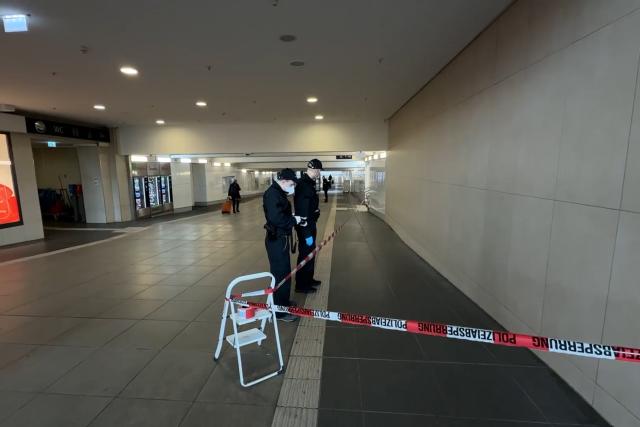 23 February 2026, Bavaria, Wuerzburg: A screengrab from a video shows the police investigating a knife attack at the Wuerzburg main station. A man attacked three people, apparently unknown to him, with a knife at Würzburg Central Station. The men, aged 51, 55 and 68, were slightly injured in the scuffle. Photo: Michaela Johannsen/dpa