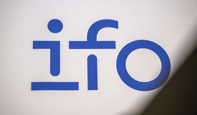 FILED - 12 June 2025, Bavaria, Munich: A banner with the inscription "ifo" stands at a press conference of the Institute for Economic Research (ifo) in Munich. Photo: Leonie Asendorpf/dpa