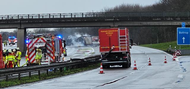 23 February 2026, North Rhine-Westphalia, Bottrop: Firefighters extinguish a burning truck on the A2 motorway following a serious accident involving two lorries, including a hazardous materials transporter. The motorway section remains fully closed in both directions until Tuesday morning, according to a police spokeswoman. Photo: Markus Gayk/dpa - ACHTUNG: Eine Aufschrift am LKW wurde aus rechtlichen Gründen gepixelt-