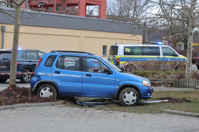 PRODUCTION - 23 February 2026, Thuringia, Gera: Police secure the scene after a fatal traffic accident in the parking lot of a shopping center on Dornaer Strasse. An 88-year-old woman reversed out of a parking space and struck two pedestrians. One person died at the scene, while the second was taken to hospital with life-threatening injuries. Photo: Bodo Schackow/dpa