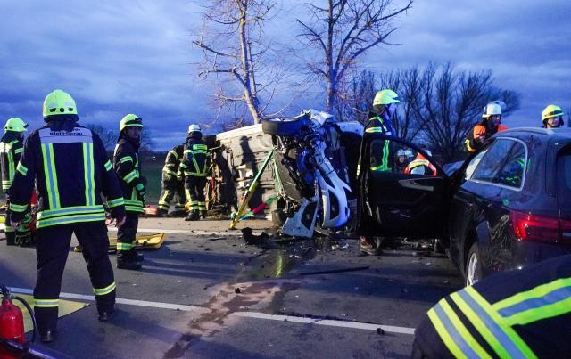 23 February 2026, Hesse, Buettelborn: Firefighters work at the scene of a multi-vehicle accident on the B44 near Buettelborn. Police have not yet confirmed whether there were any injuries. Photo: Marc Schüler/dpa