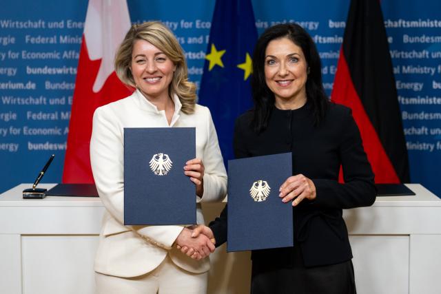 23 February 2026, Berlin: Melanie Joly (L), Canadian Minister of Industry, and Katherina Reiche, German Minister for Economic Affairs and Energy, pose together after signing a memorandum of understanding on cooperation in the automotive and mobility sectors. Photo: Christophe Gateau/dpa