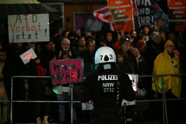 23 February 2026, North Rhine-Westphalia, Duesseldorf: Police secure the venue where Bjoern Hoecke, leader of the AfD in Thuringia, is scheduled to deliver a speech this evening, as a broad coalition calls for protests against the event. Photo: Federico Gambarini/dpa