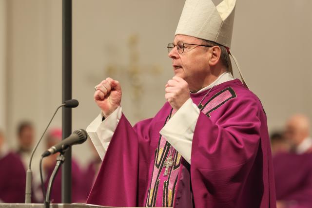 23 February 2026, Bavaria, Würzburg: Bishop Georg Baetzing, outgoing chairman of the German Bishops' Conference (DBK), delivers the sermon at the opening service of the spring plenary assembly in St. Kilian's Cathedral. Photo: Daniel Löb/dpa
