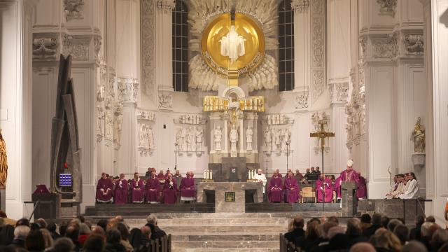23 February 2026, Bavaria, Würzburg: Bishop Georg Baetzing, outgoing chairman of the German Bishops' Conference (DBK), delivers the sermon at the opening service of the spring plenary assembly in St. Kilian's Cathedral. Photo: Daniel Löb/dpa