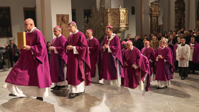 23 February 2026, Bavaria, Würzburg: Bishops enter St. Kilian's Cathedral at the opening service of the spring plenary assembly of the German Bishops' Conference. Photo: Daniel Löb/dpa