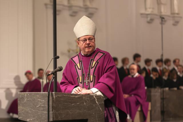 23 February 2026, Bavaria, Würzburg: Bishop Georg Baetzing, outgoing chairman of the German Bishops' Conference (DBK), delivers the sermon at the opening service of the spring plenary assembly in St. Kilian's Cathedral. Photo: Daniel Löb/dpa
