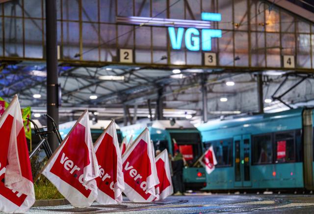 24 February 2026, Hesse, Frankfurt/Main: The "Verdi" union strikes at the VGF depot Gutleut. The strikes in local public transport are entering the next round. Workers in Kassel, Frankfurt, Wiesbaden, Giessen and Marburg went on strike early this morning. In Frankfurt, trams and subway trains remain in the depots. Photo: Andreas Arnold/dpa