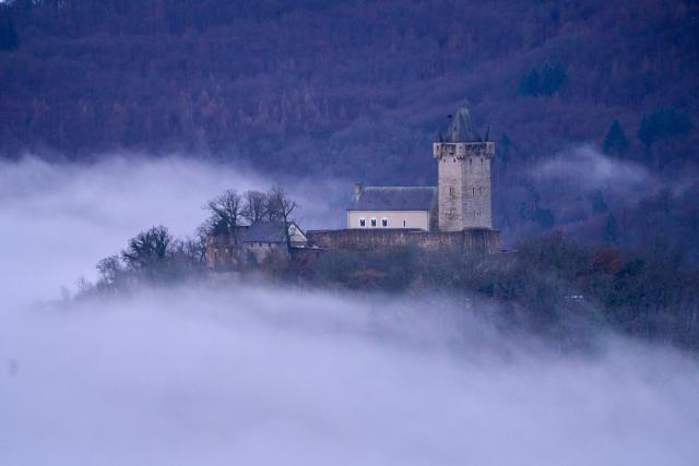 24 February 2026, Rhineland-Palatinate, Nassau: A low-lying blanket of fog surrounds Nassau Castle. Photo: Sascha Ditscher/dpa
