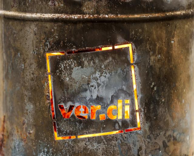 24 February 2026, Hesse, Wiesbaden: At the headquarters of ESWE Verkehrsgesellschaft, a municipal transport service provider in Wiesbaden, a fire barrel with the "Verdi" union logo stamped into it stands during the warning strike. The strikes in local public transport are entering the next round. Employees in Kassel, Frankfurt, Wiesbaden, Giessen and Marburg went on strike early this morning. In Frankfurt, trams and subway trains remain in the depots. Photo: Andreas Arnold/dpa