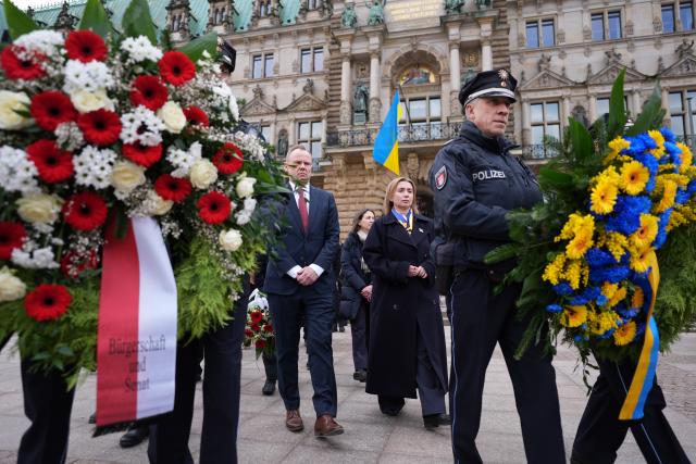 24 February 2026, Hamburg: Andy Grote (2nd R), Senator for the Interior and Sport, Iryna Tybinka (L), Consul General of Ukraine, and Frank Schmitt (R), Vice President of the Hamburg Parliament, commemorate the fourth anniversary of the victims of the Russian invasion of Ukraine with a wreath-laying ceremony in front of the "Memorial to the Fallen of Both World Wars". Photo: Marcus Brandt/dpa