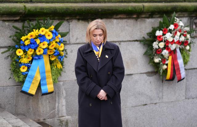 24 February 2026, Hamburg: Iryna Tybinka, Consul General of Ukraine, commemorates the fourth anniversary of the victims of the Russian invasion of Ukraine with a wreath-laying ceremony in front of the "Memorial to the Fallen of Both World Wars". Photo: Marcus Brandt/dpa