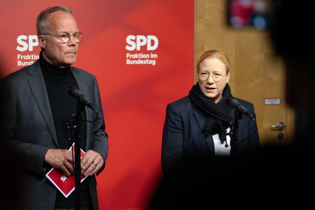 24 February 2026, Berlin: Dagmar Schmidt, Deputy chair of the Social Democratic Party of Germany (SPD) parliamentary group, and Matthias Miersch, chair of the SPD parliamentary group, make a statement before the meeting of the Bundestag parliamentary group. Photo: Markus Lenhardt/dpa
