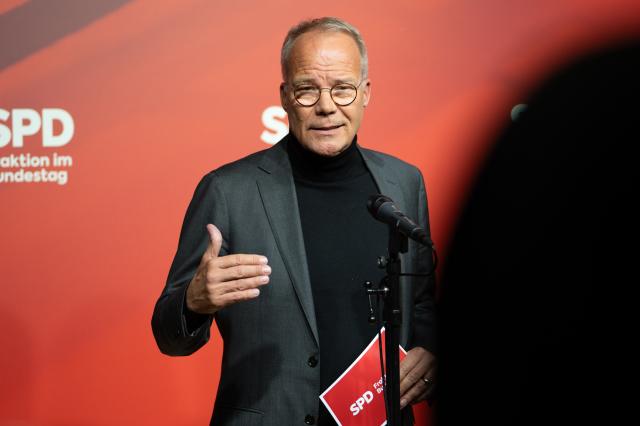 24 February 2026, Berlin: Matthias Miersch, Social Democratic Party of Germany (SPD) parliamentary group leader, makes a statement before the Bundestag parliamentary group meeting. Photo: Markus Lenhardt/dpa