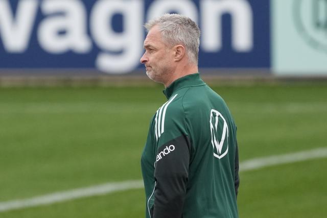 24 February 2026, Hesse, Frankfurt/Main: German coach Christian Wueck leads a training session ahead of World Cup qualifier. Photo: Marc Schüler/dpa
