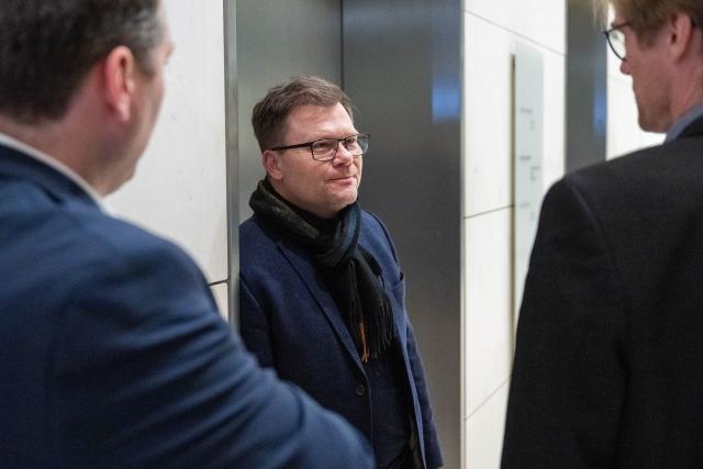 24 February 2026, Berlin: German Minister for the Environment Carsten Schneider (C) leaves after a meeting of the Social Democratic Party of Germany (SPD) parliamentary group in the Bundestag. Photo: Christophe Gateau/dpa