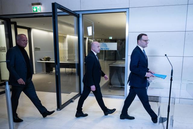 24 February 2026, Berlin: (L-R) Matthias Miersch, parliamentary group leader of the Social Democratic Party of Germany (SPD), Alexander Hoffmann, leader of the Christian Social Union (CSU) parliamentary group in the German Bundestag, and Jens Spahn, leader of the Christian Democratic Union/Christian Social Union (CDU/CSU) parliamentary group in the Bundestag, arrive for a press statement on the Building Energy Act in Berlin's Bundestag. Photo: Christophe Gateau/dpa