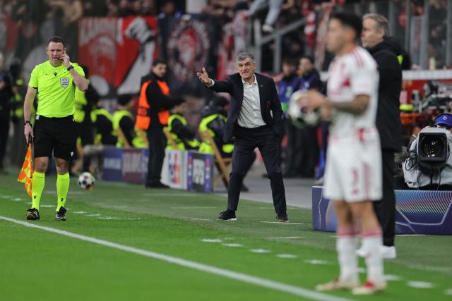 24 February 2026, North Rhine-Westphalia, Leverkusen: Olympiacos Piraeus' coach Jose Luis Mendilibar gives instructions to his players from the touchline during the UEFA Champions League knockout phase play offs, second leg soccer match between Bayer Leverkusen and Olympiacos Piraeus at BayArena. Photo: Rolf Vennenbernd/dpa