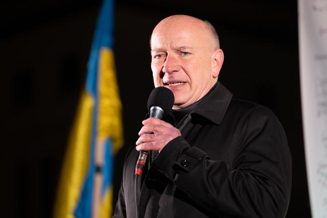 24 February 2026, Berlin: Kai Wegner, Governing Mayor of Berlin, speaks at a demonstration in front of the Brandenburg Gate. Participants gather to mark the fourth anniversary of the outbreak of the war in Ukraine. Photo: Markus Lenhardt/dpa
