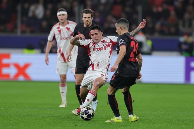 24 February 2026, North Rhine-Westphalia, Leverkusen: Bayer Leverkusen's Jonas Hofmann (2nd L), Olympiacos Piraeus' Francisco Ortega and Bayer Leverkusen's Lucas Vazquez battle for the ball during the UEFA Champions League knockout phase play offs, second leg soccer match between Bayer Leverkusen and Olympiacos Piraeus at BayArena. Photo: Rolf Vennenbernd/dpa