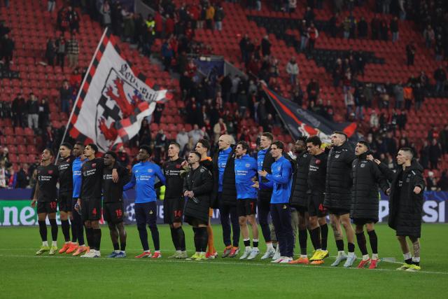 24 February 2026, North Rhine-Westphalia, Leverkusen: Leverkusen players thank the fans after the UEFA Champions League knockout phase play offs, second leg soccer match between Bayer Leverkusen and Olympiacos Piraeus at BayArena. Photo: Rolf Vennenbernd/dpa