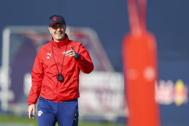 25 February 2026, Saxony, Leipzig: Leipzig Coach Ole Werner leads the team's training at Leipzig Training Center, ahead of the German Bundesliga soccer match against Hamburg. Photo: Jan Woitas/dpa