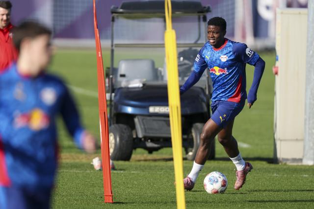 25 February 2026, Saxony, Leipzig: Leipzig's new player Suleman Sani takes part in the team's training  at Leipzig Training Center, ahead of the German Bundesliga soccer match against Hamburg. Photo: Jan Woitas/dpa