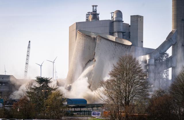 26 February 2026, North Rhine-Westphalia, Grevenbroich: The 117-metre-high cooling tower of RWE's Frimmersdorf lignite-fired power plant collapses. The tower was part of power plant unit Q, popularly known as "Quelle", which was finally decommissioned in 2021. The Frimmersdorf power plant site is to become a digital park. Photo: Benjamin Westhoff/dpa