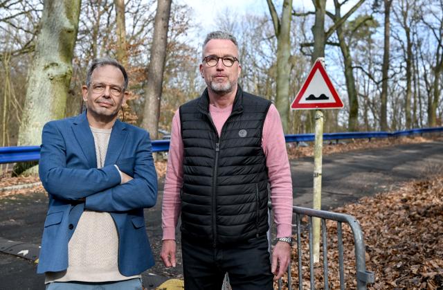 26 February 2026, Berlin: German sports journalists Hajo Seppelt (L) and Joerg Mebus stand in front of the driveway to the Mueggelturm, where the DESG press conference took place to which they were not admitted. Photo: Britta Pedersen/dpa