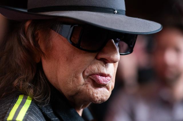26 February 2026, Berlin: German singer Udo Lindenberg arrives to attend the German Music Authors' Award ceremony. Photo: Christophe Gateau/dpa