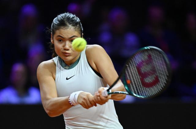 FILED - 19 April 2024, Baden-Wuerttemberg, Stuttgart: British tennis player Emma Raducanu in action against Poland's Iga Swiatek Women's singles quarterfinals match at the WTA Tour tennis tournament in Stuttgart. Photo: Marijan Murat/dpa