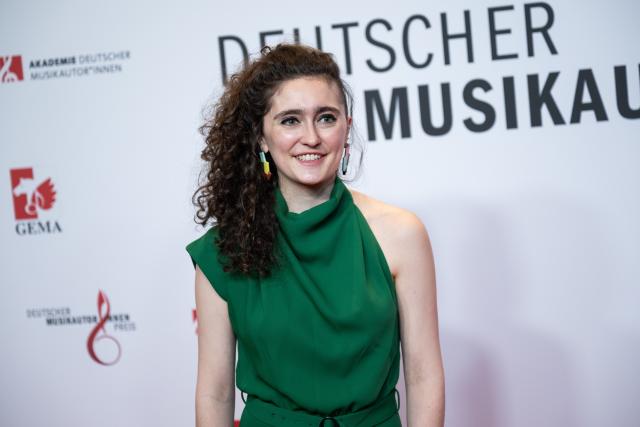 26 February 2026, Berlin: US composer Lauren Siess arrives to attend the German Music Authors' Award ceremony. Photo: Christophe Gateau/dpa