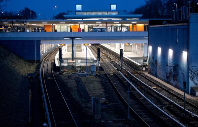 27 February 2026, Hamburg: A view of empty platforms at Billstedt underground station at the start of a two-day warning strike in local transport. The Verdi trade union has called on its members to go on strike on Friday and Saturday. Photo: Daniel Bockwoldt/dpa/Daniel Bockwoldt