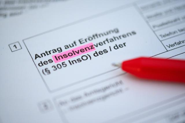 FILED - 26 September 2022, Hamburg: A ballpoint pen lies on an application to open insolvency proceedings. Soaring energy and food prices are pushing more German consumers into insolvency, with 107,816 personal bankruptcies registered in 2025, according to data published on Friday by information service provider CRIF. Photo: Jonas Walzberg/dpa