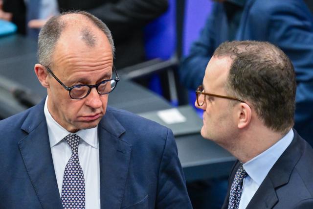 27 February 2026, Berlin: German Chancellor Friedrich Merz speaks with Jens Spahn (R), Chairman of the CDU/CSU parliamentary group, before the 60th session of the 21st German Parliament (Bundestag) on the reform of the Common European Asylum System. Photo: Sebastian Christoph Gollnow/dpa