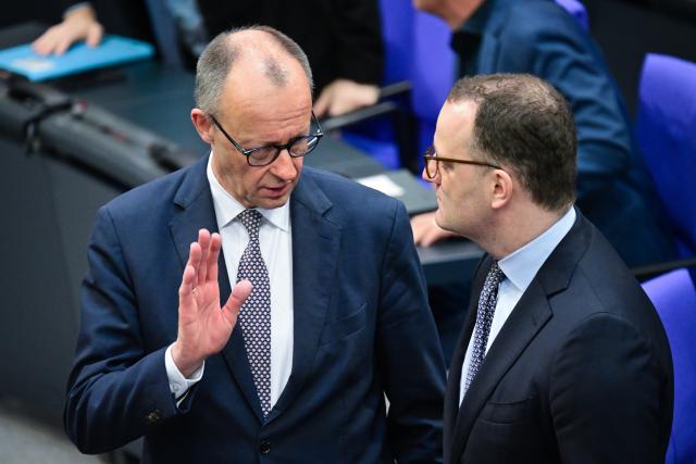 27 February 2026, Berlin: German Chancellor Friedrich Merz speaks with Jens Spahn (R), Chairman of the CDU/CSU parliamentary group, before the 60th session of the 21st German Parliament (Bundestag) on the reform of the Common European Asylum System. Photo: Sebastian Christoph Gollnow/dpa
